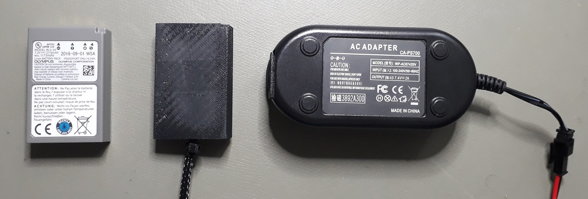 Vergleich des Akkus mit dem Adapter